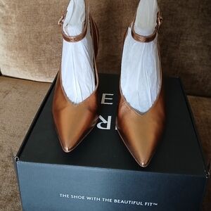 NIB Naturalizer ankle strap leather pumps. Copper color.